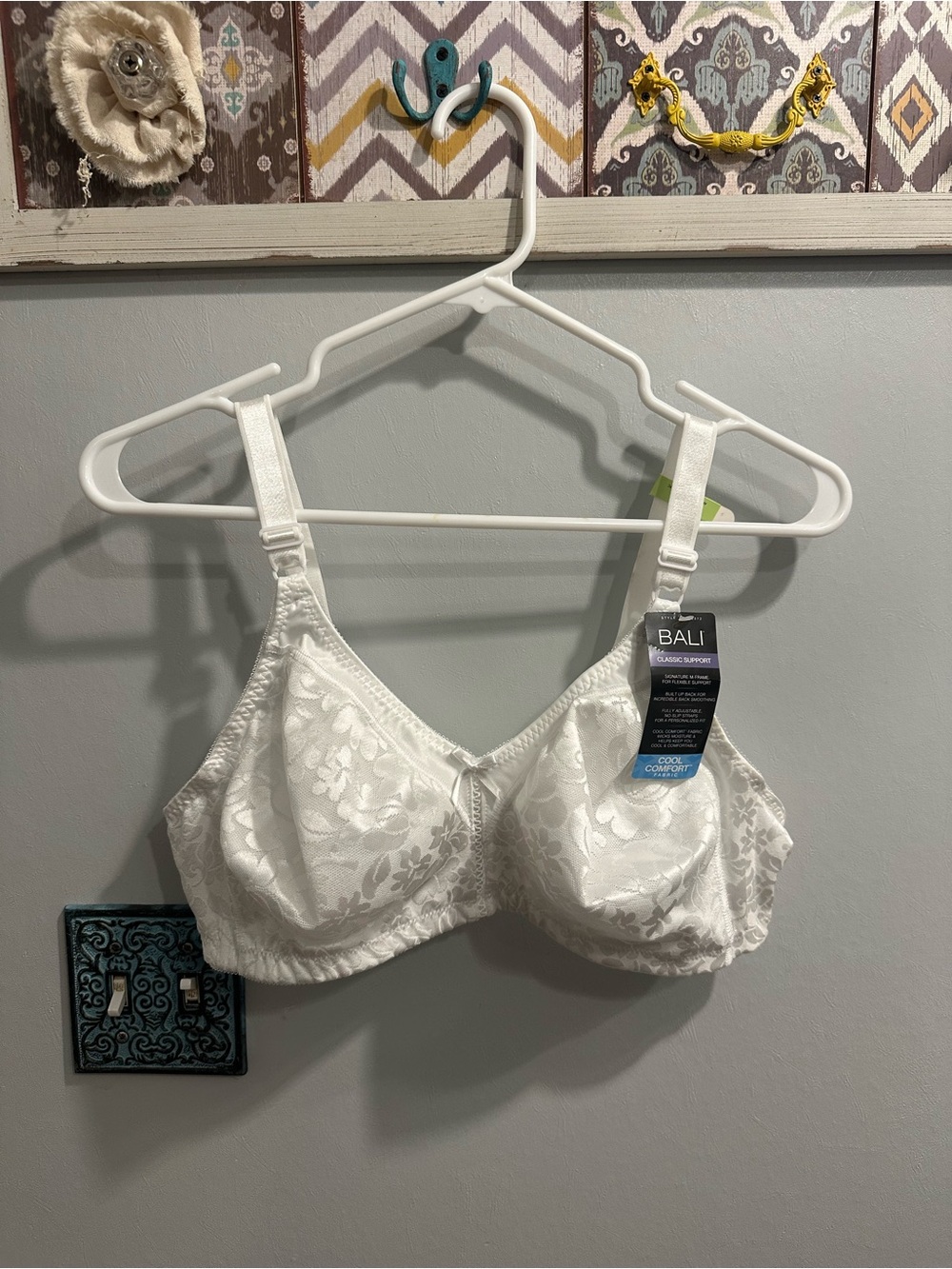 NWT Bali White Floral Jacquard Classic Support Bra